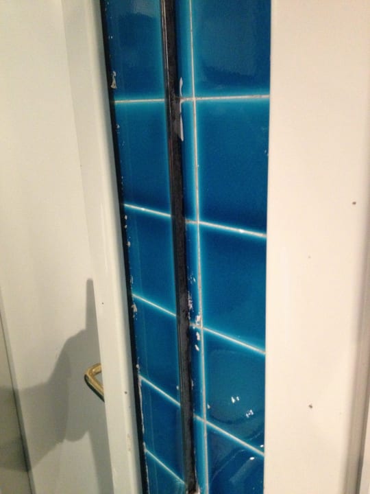 Bad Randverkleidung zum Spiegel Hotel Pulicinu