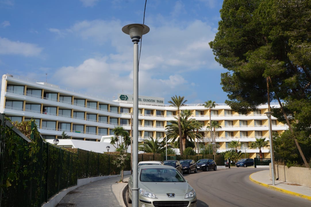 Von derStraße aus gesehen Hotel Exagon Park