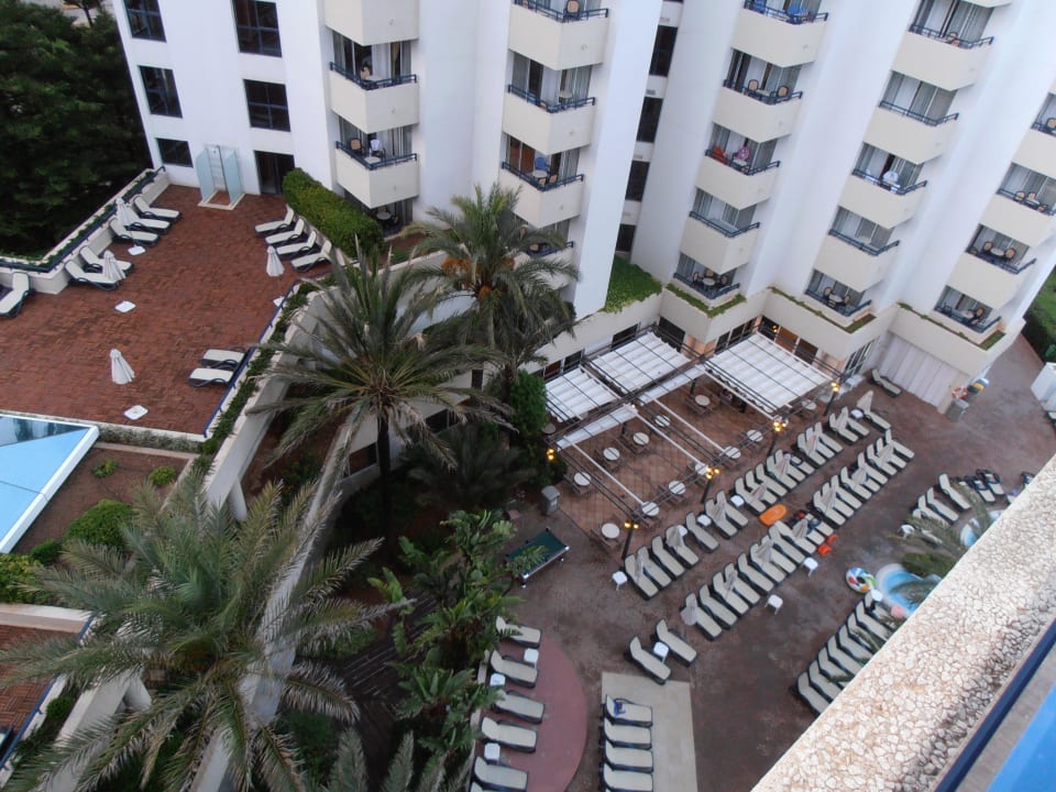 Blick vom Balkon auf den Pool Hipotels Bahia Grande