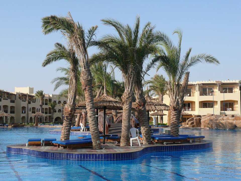Wysepka na basenie Sea Beach Edge By Rotana