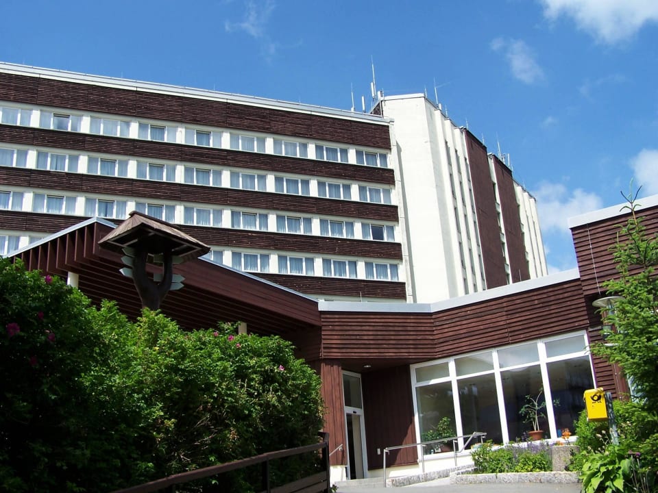 DDR-Charme von außen... AHORN Hotel Am Fichtelberg