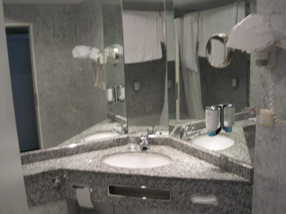 Sehr gepflegtes Bad DORMERO Hotel Dessau-Roßlau