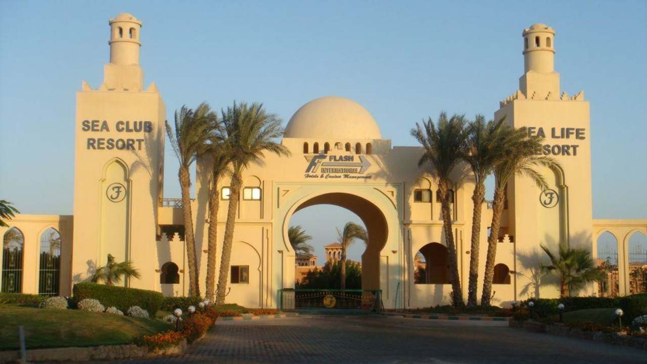 Hotelresort-Eingang Charmillion Gardens Aquapark