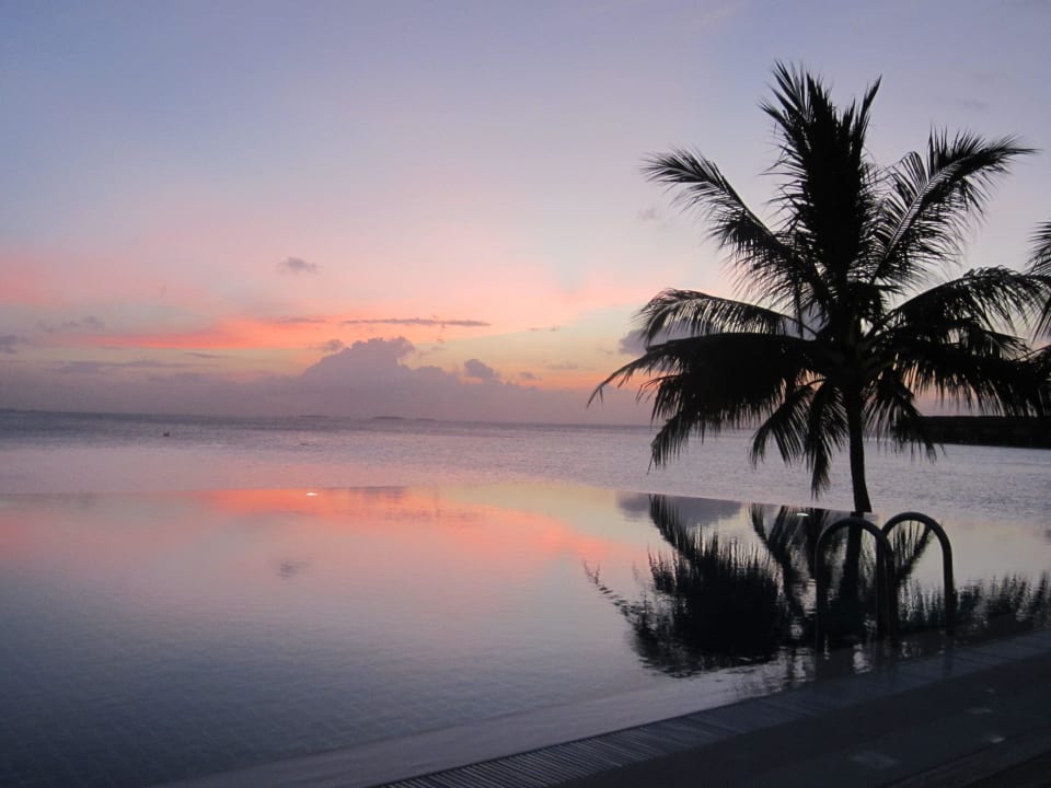 Sunset Pool Vilamendhoo Island Resort & Spa