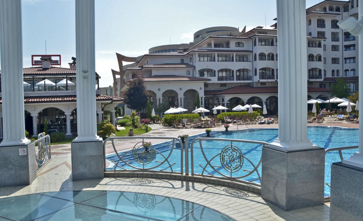 Tempelblick auf die Sonnenanlage Helena Sands