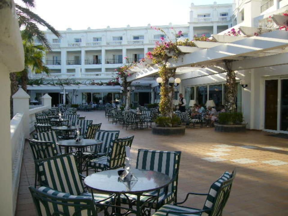 Abend-Terrasse vor der Lobby & Bar Hotel Riu Palace Maspalomas Adults Only