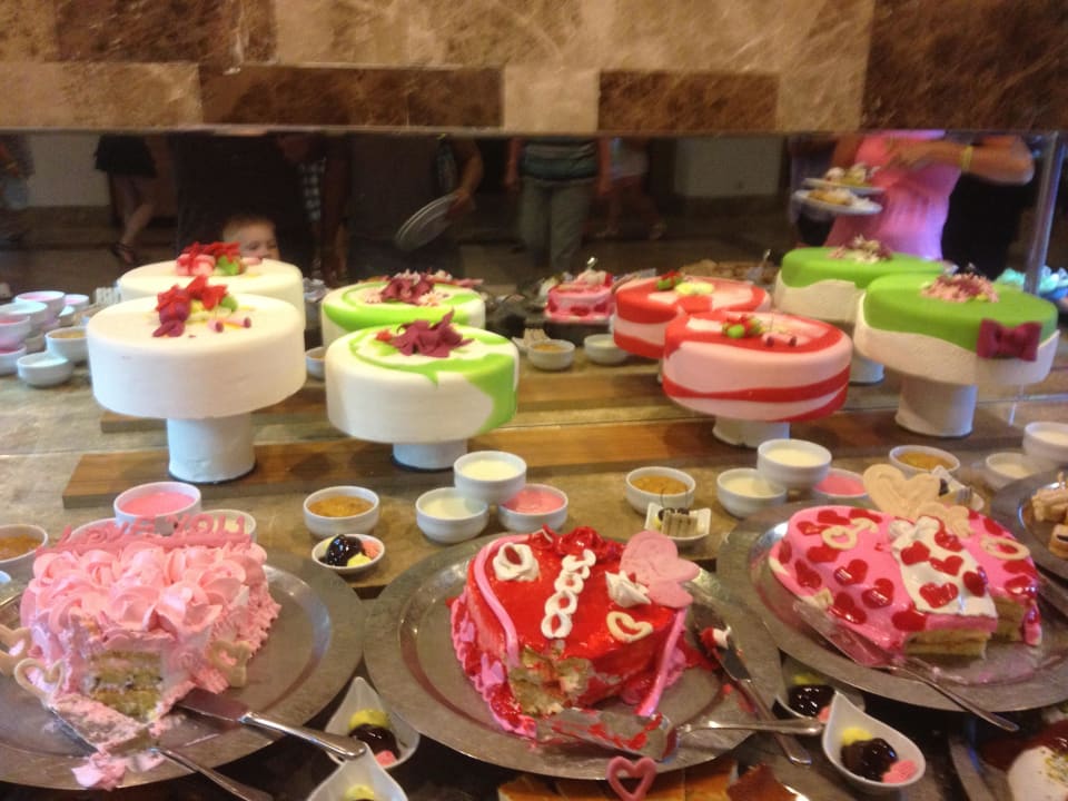 Lecker Kuchen Saturn Palace Resort Hotel