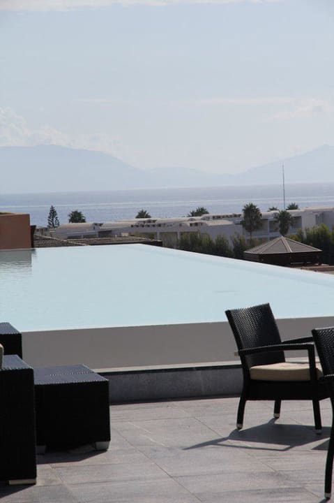 Abends gibt es dort Unterhaltung von Sängern Atlantica Belvedere Resort