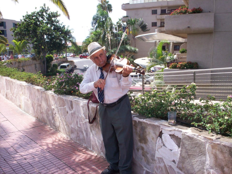 Vor dem Hotel GF FANABE