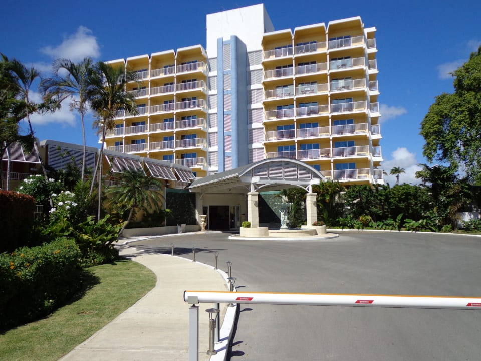 Eingangsbereich, Straßenseite Radisson Aquatica Resort Barbados