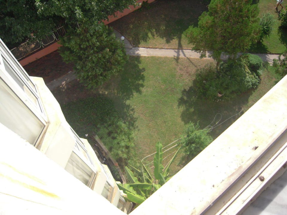 Zusatzkinderzimmer das Fenster ist 1m vom Boden! Club Hotel Pineta