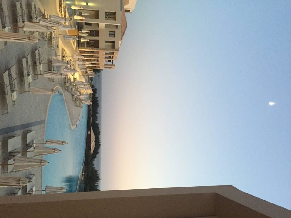 Activity Pool abends Blue Lagoon Village