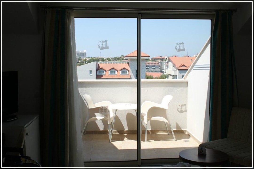 Blick vom Zimmer auf die Dachterrasse Sunis Evren Beach Resort Hotel & Spa