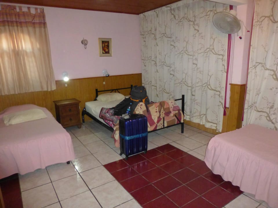 Zwei Einzel- und ein Doppelbett Hostal Hermano Pedro