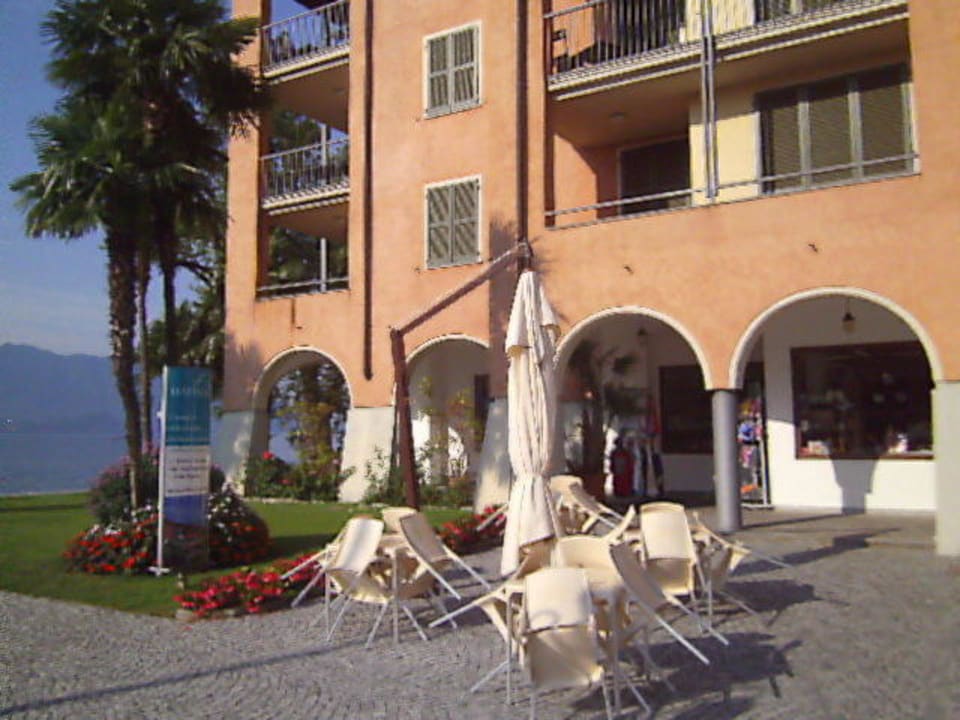 Bereich vor Lebensmittelgeschäft Hapimag Resort Cannero