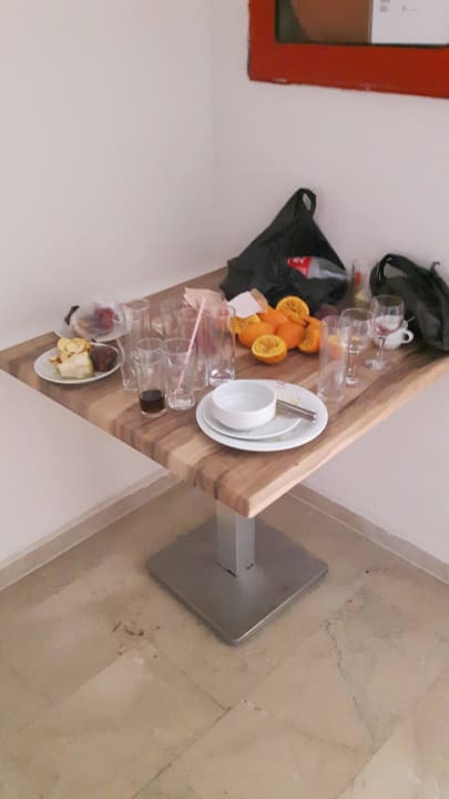 Tisch vor dem Zimmer im Flur Iko Melisa Garden