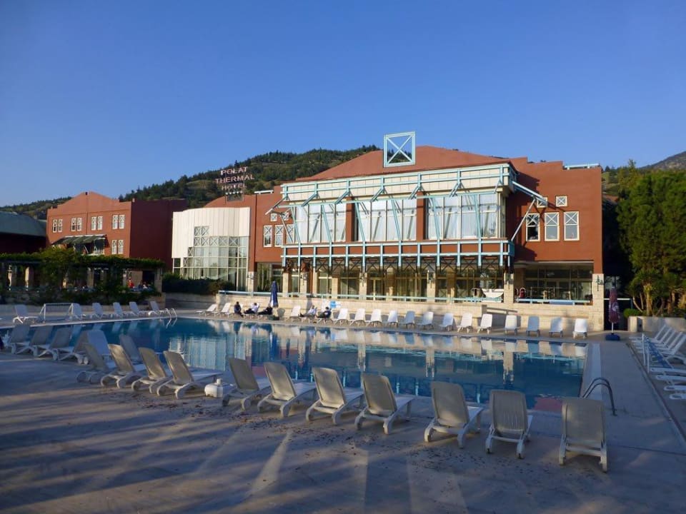 Pool und Blick auf das Hotel Polat Thermal Hotel