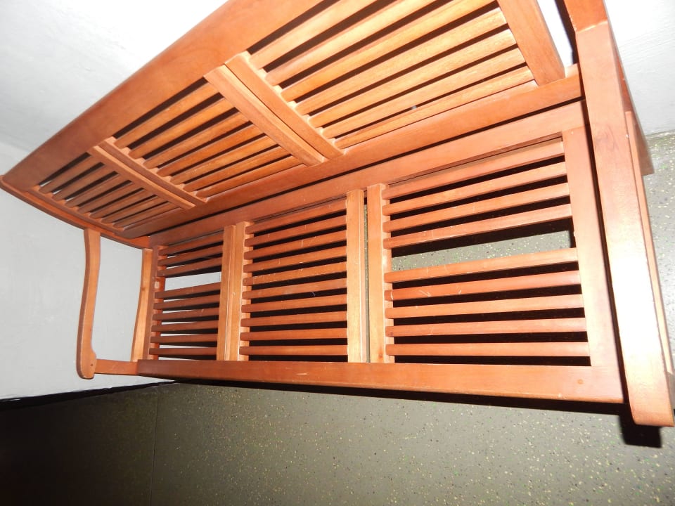 Wackelige und kaputte Bank in Schrazelhöhle ULRICHSHOF Nature · Family · Design