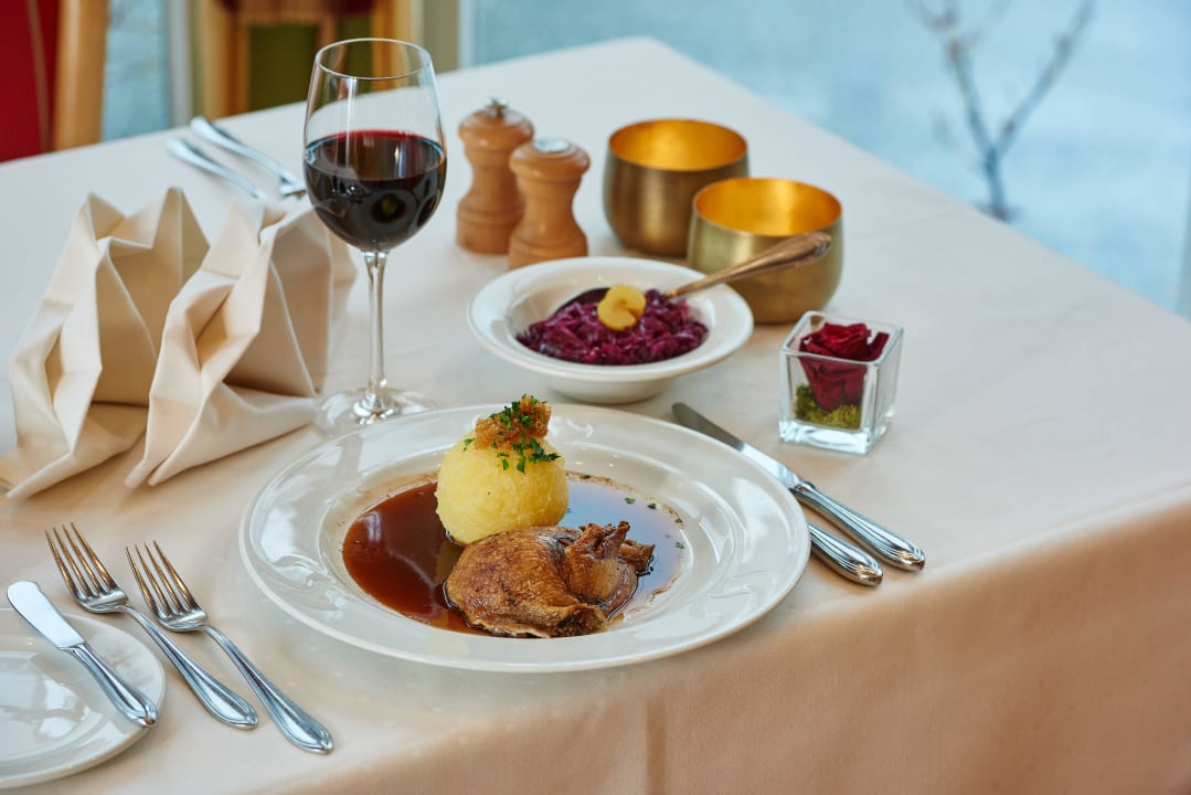 Lassen Sie sich mit bayerischen Speisen verwöhnen Hotel am See
