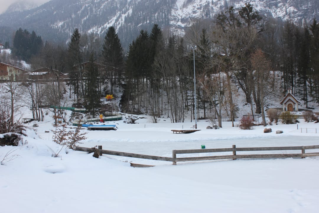 Zugefrorener See POST Family Resort