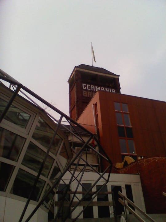 Blick auf das Germania-Gebäude Factory Hotel
