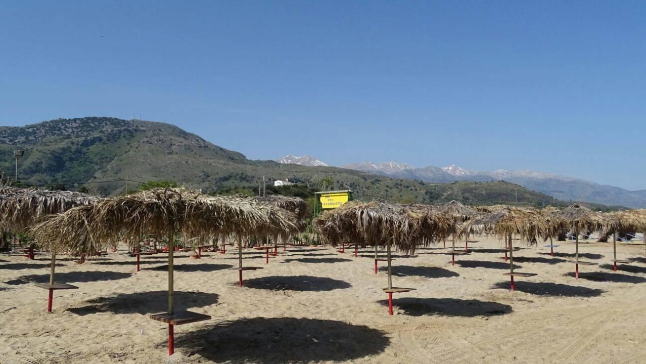 Am breiten Sandstrand ca. 500 m Corissia Beach Hotel