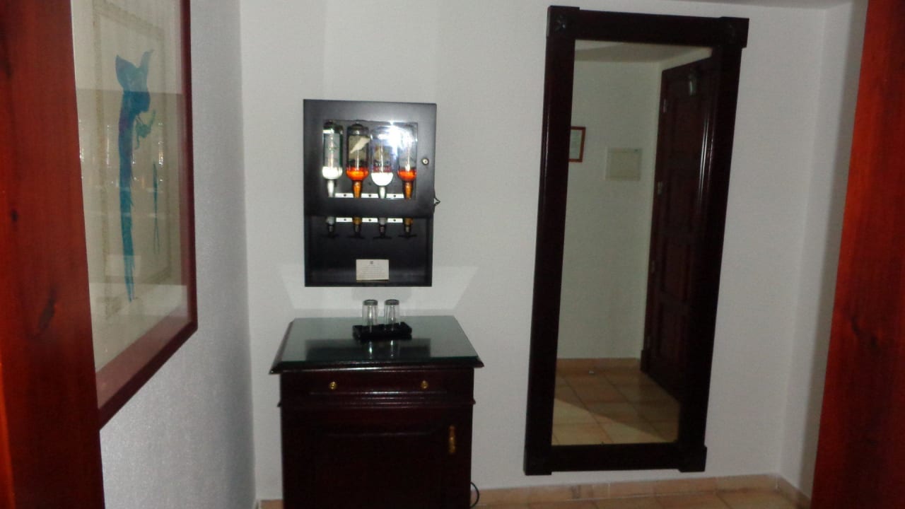 Minibar und Getränkespender im Eingangsbereich Playabachata Hotel