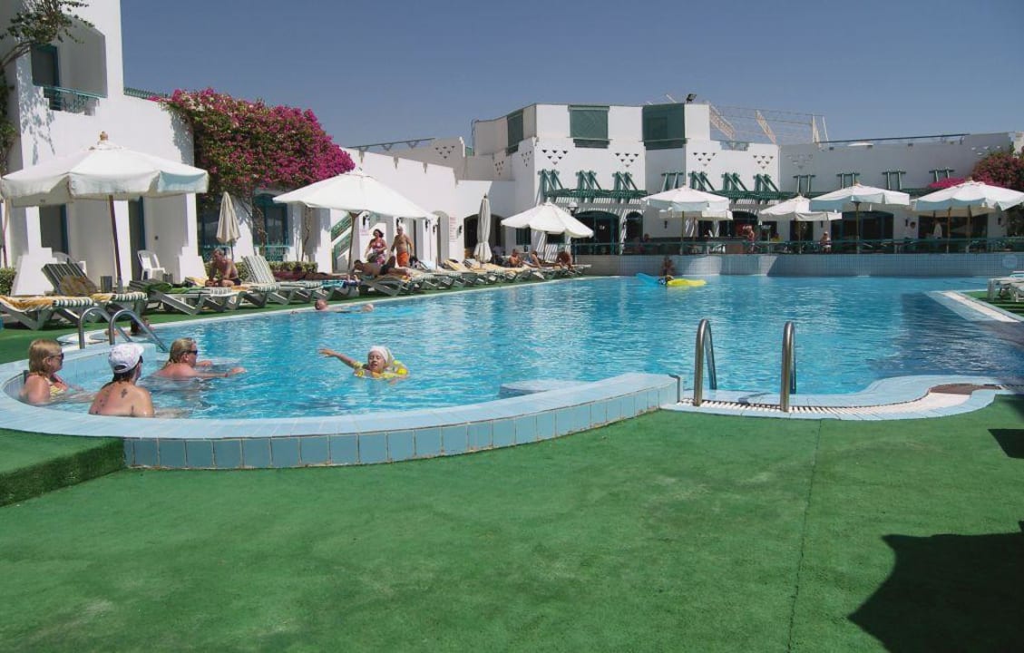 Hotelowy basen Hotel Falcon Hills