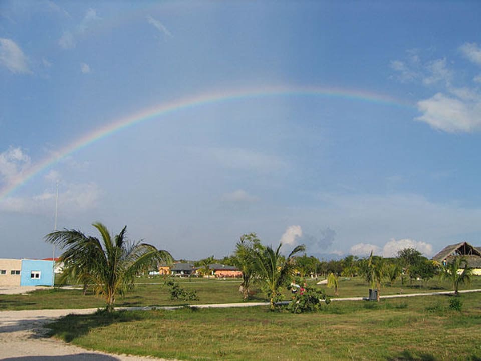 Grünfläche zwischen eigentlicher Hotelanlage und Strand Hotel Playa Pesquero