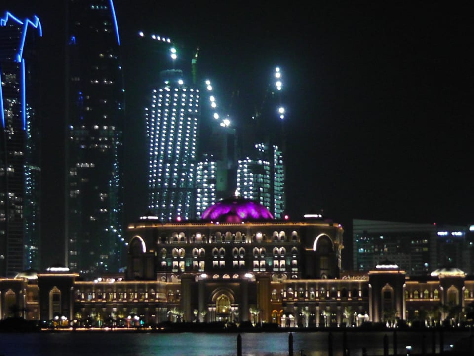 Blick von der Marina Emirates Palace Mandarin Oriental