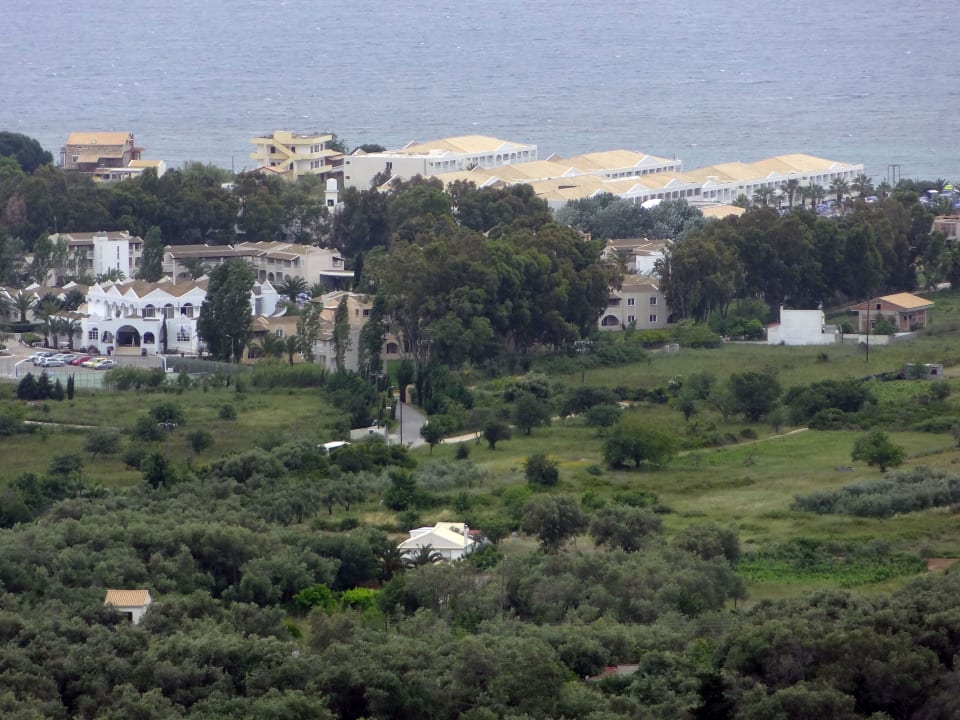Blick vom Hang auf das Hotel Sandy Beach Resort
