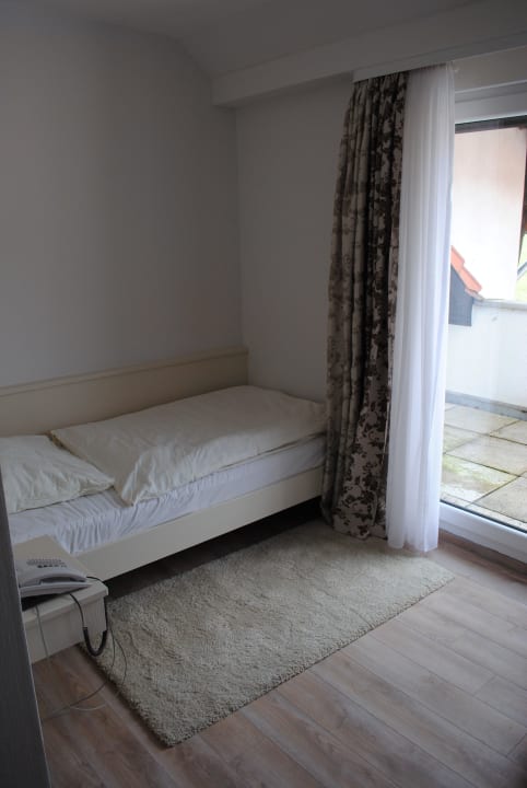 Blickrichtung Bett und Balkontür Landhotel Waldhaus