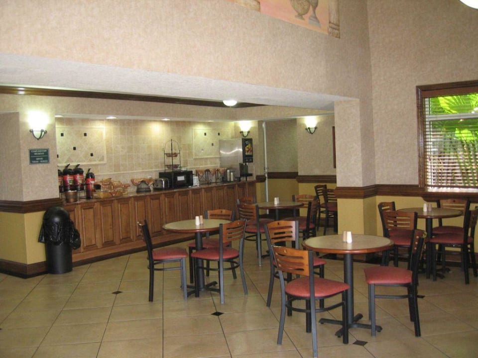 Viel Platz beim Frühstück La Quinta Inn & Suites Oceanfront Daytona Beach