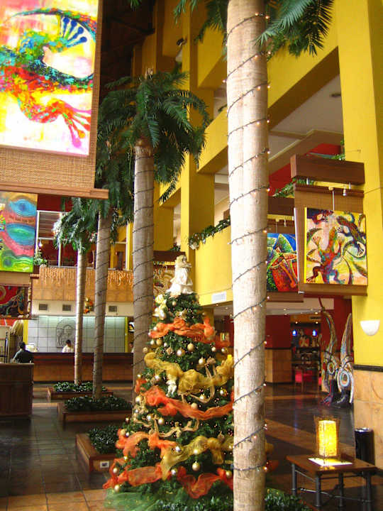 Lobby im Dezember mit Weihnachtsbaum Hotel Camino Real