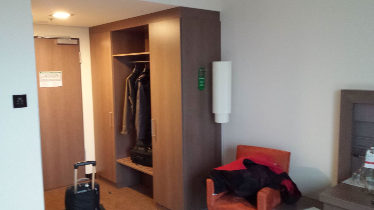 Kleiderschrank IntercityHotel Berlin Hauptbahnhof