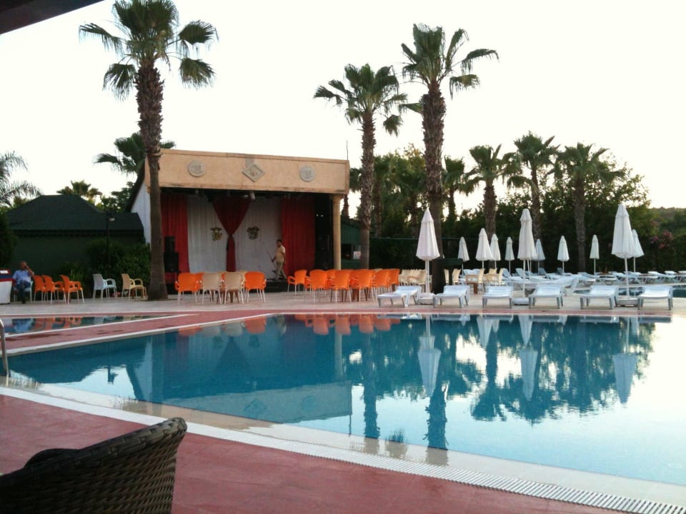 Pool mit Bühne Royal Atlantis Beach Hotel