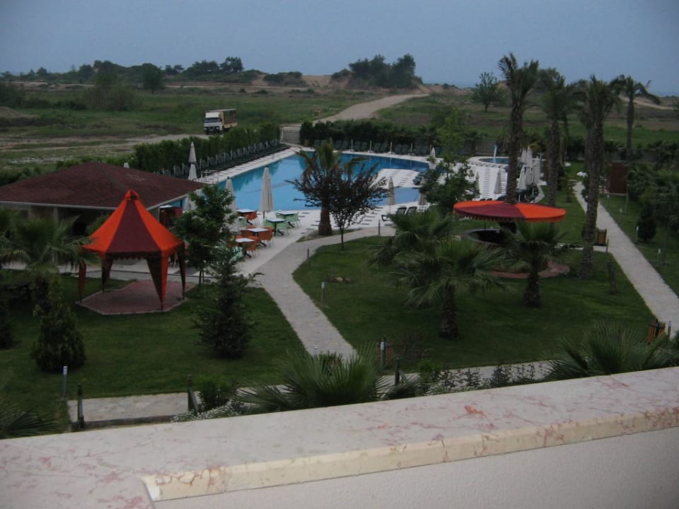 Pool / Garten mit Blick zum Strand Hane Family Resort