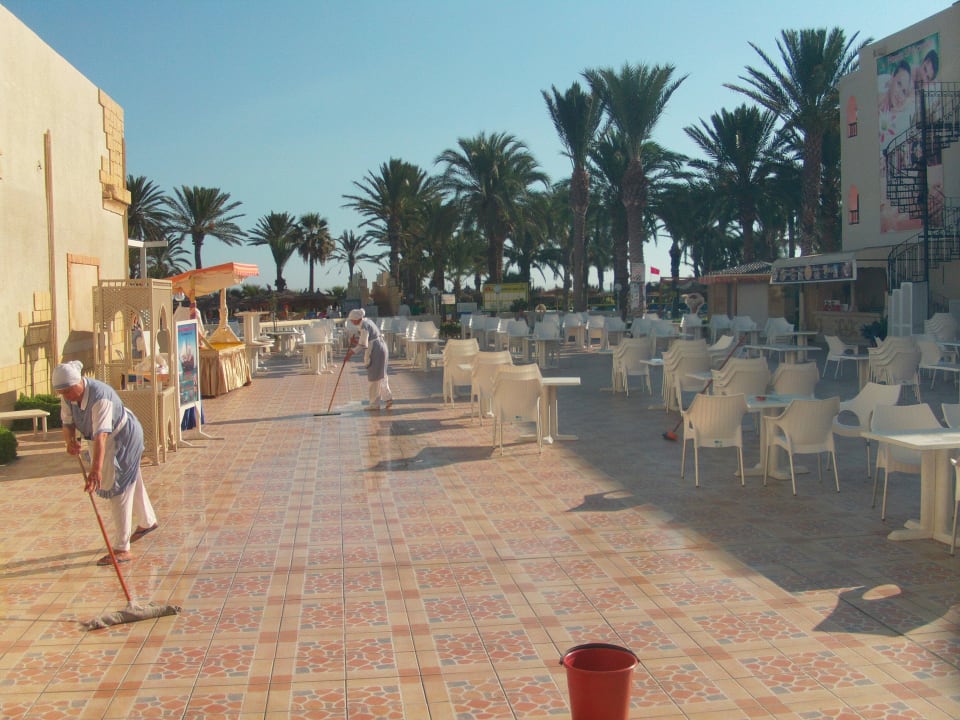 Putzen putzen putzen Houda Golf & Beach Club