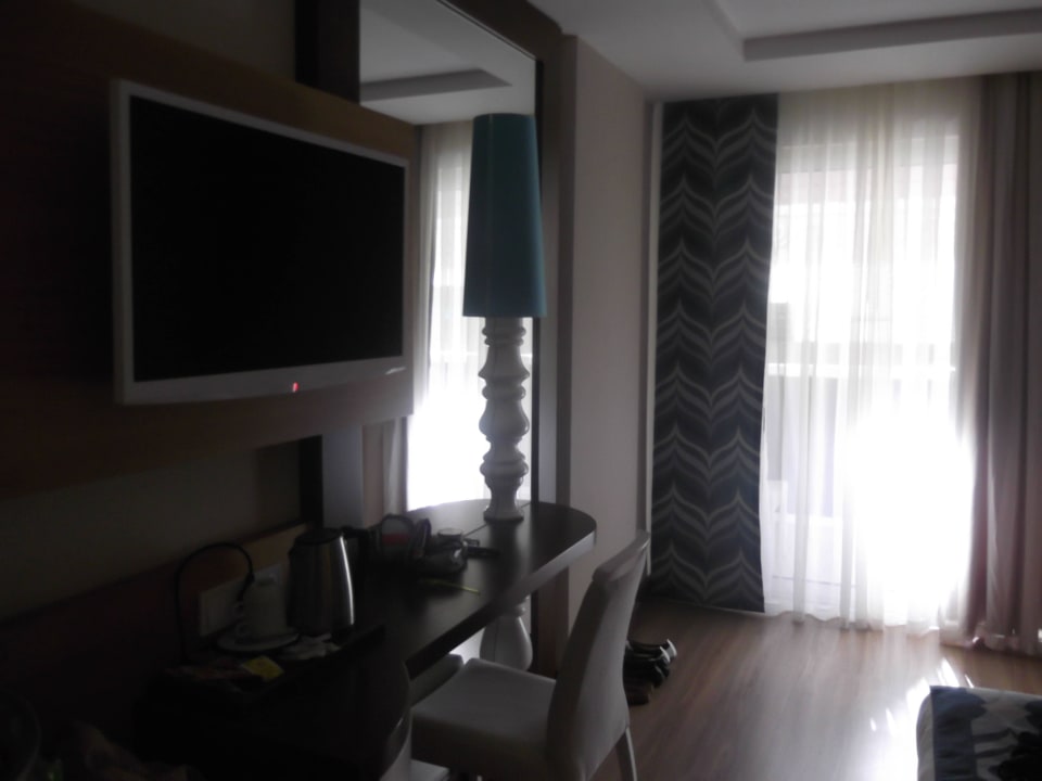 Schreibtisch und TV  Dream World Resort & Spa