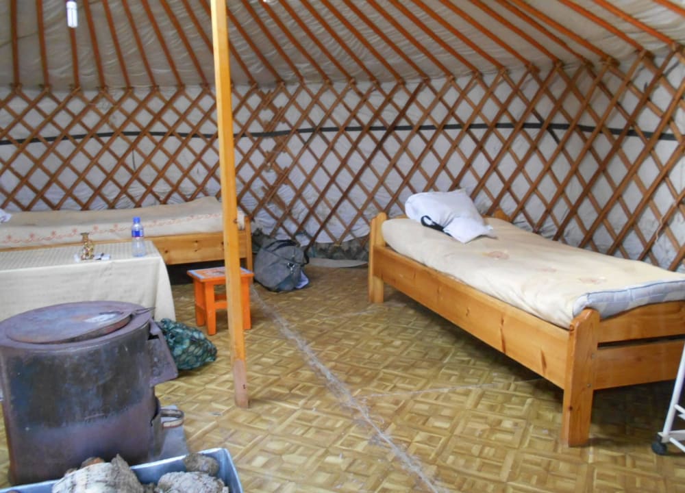 Einrichtung einer Jurte Mongol Altai Tourist Camp