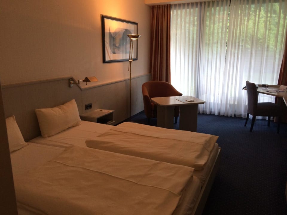 Blick ins Zimmer Fletcher Hotel-Restaurant Arnsberg-Sauerland