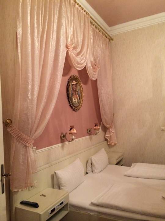 Bett Zimmer 6 Hotel Wittelsbach am Kurfürstendamm