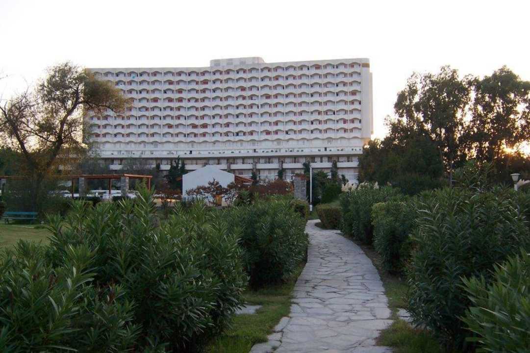 Blick vom Garten (Strandseite) auf das Hotel Hotel Athos Palace