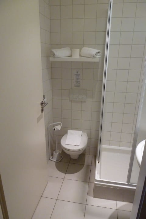 Teil des Badezimmers The Originals Boutique, Hôtel La Ferme du Pape, Eguisheim