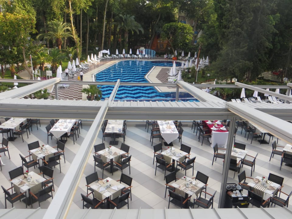 Ausblick auf die Terrasse des Hauptrestaurants Hotel Botanik Platinum