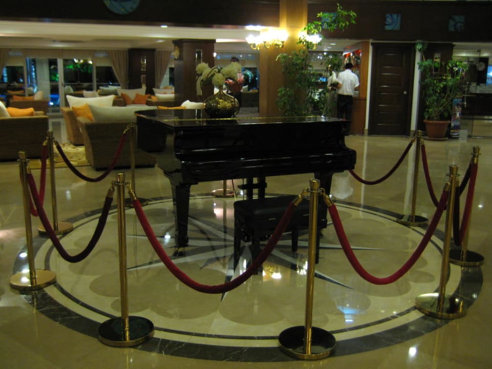 Piano Latanya Park Resort