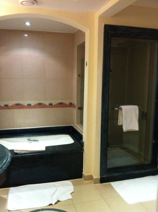 Badewanne und Regenwalddusche im Standard Zimmer Premier Le Reve Hotel & Spa