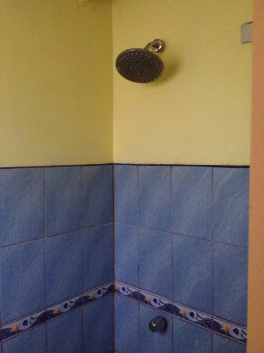 Dusche im Familienzimmer Kalinga Beach Resort