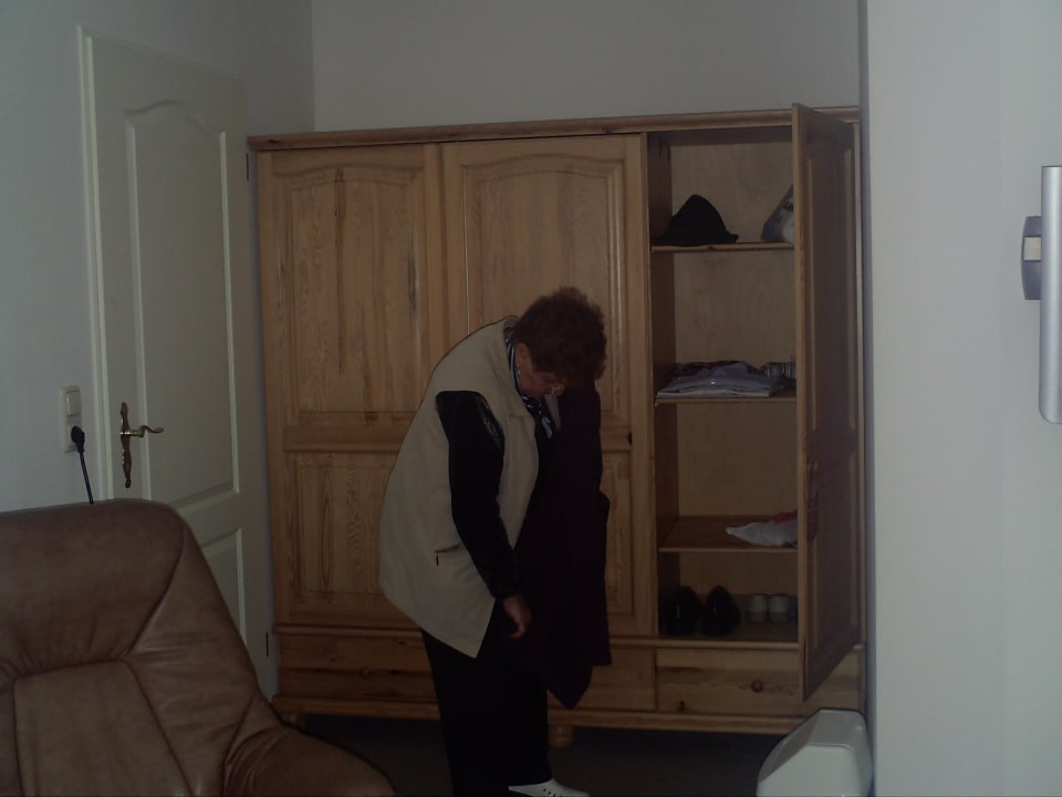 Blick auf den Schrank  Zimmer 1. Etage Hotel Carolinensiel Doan