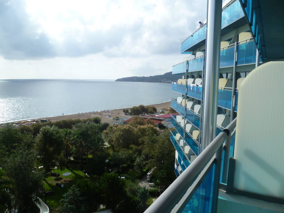 ..mit Blick auf die Bucht von Faliraki Hotel Calypso Beach